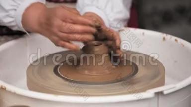 创造泥锅的过程。 使用手。 陶工艺轮及陶瓷泥陶